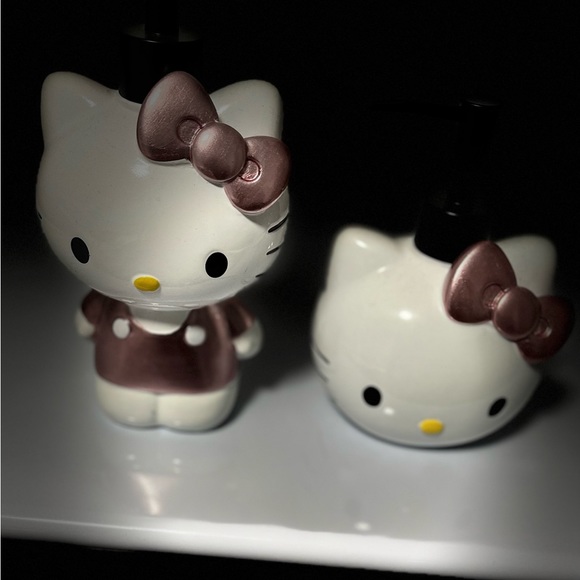 Hello Kitty Rose GoldPINK Hand Soap Dispensers - Picture 4 of 7
